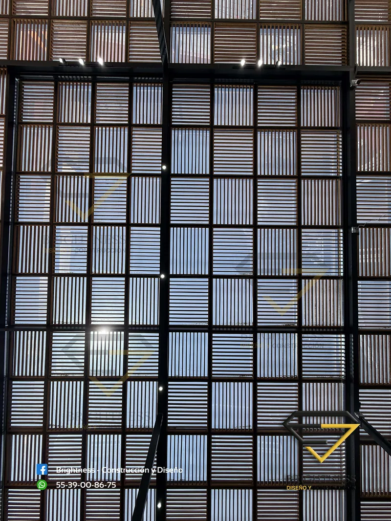 Vista inferior del domo ajedrez de madera y cristal